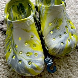 Crocs slip- on. Unisex Size 6M/8W